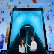 Samsung показала AI Living на IFA 2026 с телевизорами, техникой и гаджетами 1 Цветная лестница внутри большого экрана Samsung Galaxy Z Fold