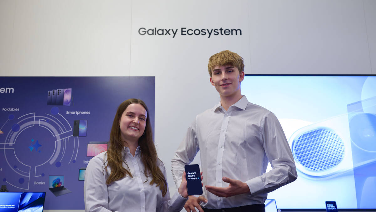 Двое студентов показывают смартфон Galaxy S26 FE