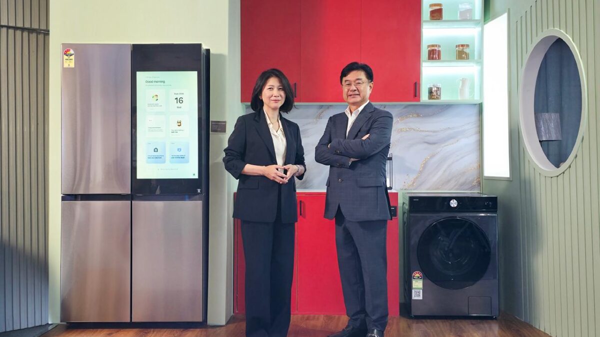 Samsung представила технику Bespoke AI 2026 с Gemini и умным охлаждением 2 Два человека стоят у холодильника Samsung Bespoke AI 2026 в кухне