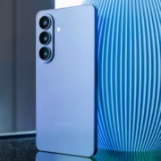 Samsung Galaxy S27 задняя часть с тремя камерами