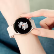 Умные часы Samsung Galaxy Watch4 на руке