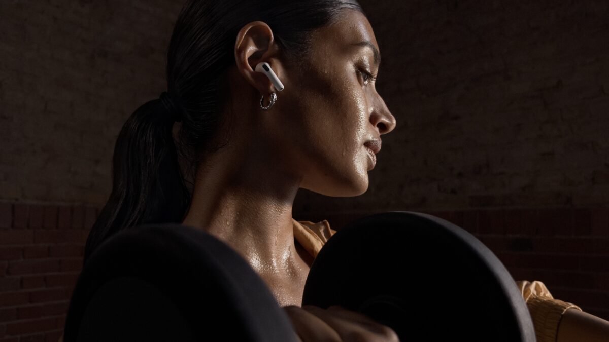 Боковой профиль женщины с темными волосами в ушах AirPods 5 с шумоподавлением