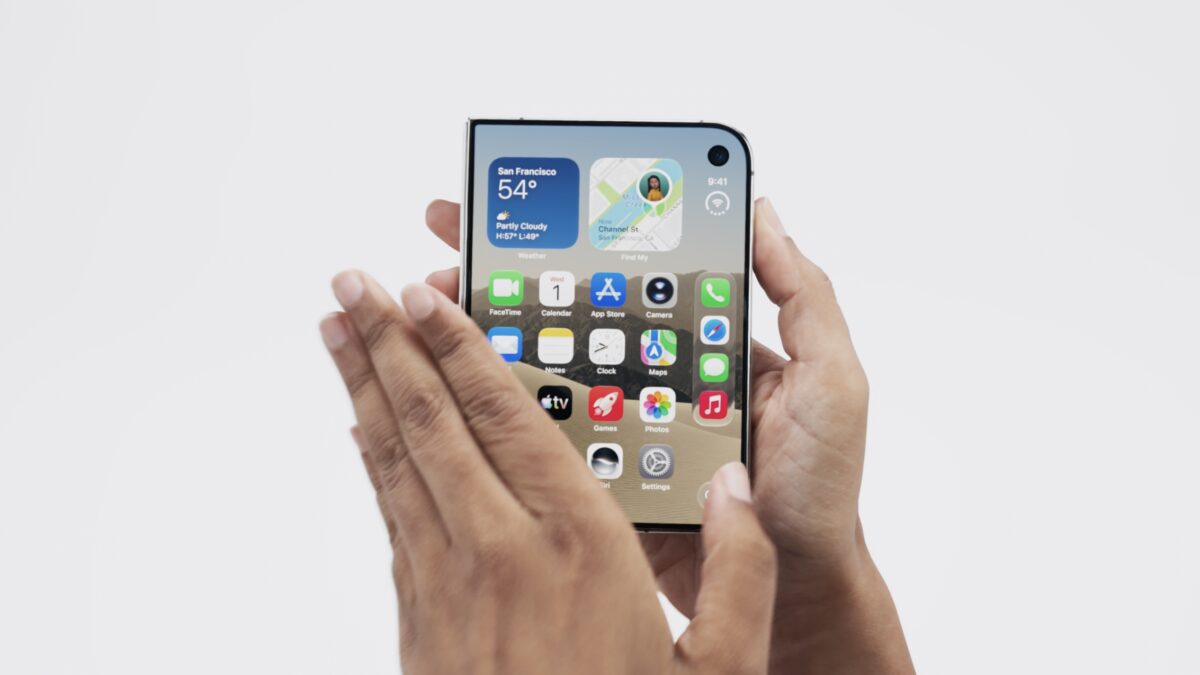 Джон Тернус представил iPhone Duo официально: первый складной телефон Apple 8 Человек держит iPhone Duo в руке с экраном