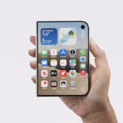 Рука держит смартфон iPhone 14 Pro Max с ярким экраном