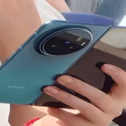 Женщина держит смартфон vivo X Fold 6