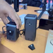 Человек собирает аккумулятор SmallRig Nano36 на столе