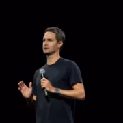 Snap запускает очки дополненной реальности SPECS 16 сентября 2 Мужчина держит микрофон и рассказывает о Snap SPECS