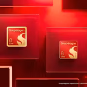 Snapdragon 8 Elite Gen 6 превысил 5 ГГц, а графика прибавила до 44% 3 Изображены два чипа Snapdragon 8 Elite Gen 6 на красном фоне