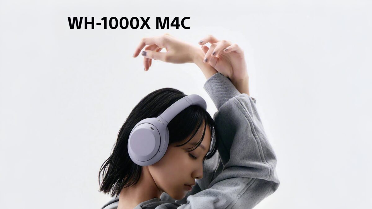 Человек с черными волосами в наушниках Sony WH-1000XM4C одна рука поднята
