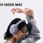 Sony WH-1000XM4C показали на рендерах до анонса 7 сентября 1 Человек с черными волосами в наушниках Sony WH-1000XM4C одна рука поднята