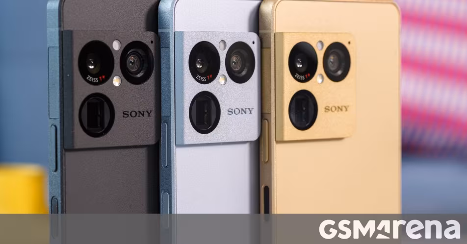 Три цветных смартфона Sony Xperia 1 IX с крупными камерами