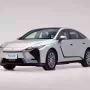 Новый Lexus ES серебристый седан черные колеса тихий дизайн