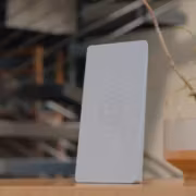 SpaceX представила Starlink Router 4 с Wi‑Fi 7 и поддержкой до 510 устройств 1 Блок Starlink Router 4 с Wi‑Fi 7 на столе рядом с цветком