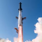 Ракета Starship в полёте на фоне голубого неба