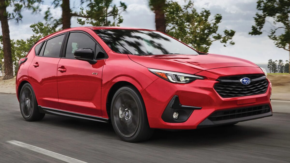 Красный Subaru Impreza 2027 движется по дороге