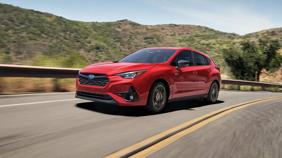 красный седан Subaru Impreza 2027 на дороге