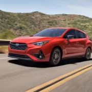 Subaru Impreza 2027 стала дешевле на $2000 и получила мотор на 180 л.с. 13 красный седан Subaru Impreza 2027 на дороге