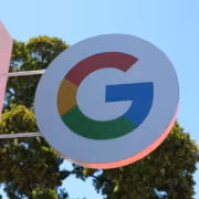 Суд в США не обязал Google продавать рекламную биржу после антимонопольного дела 2 Знак Google на фоне неба и деревьев в парке