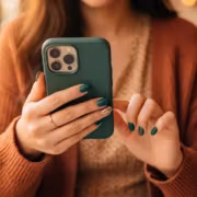 Женщина держит смартфон с защитным чехлом с названием «Госуслуги»