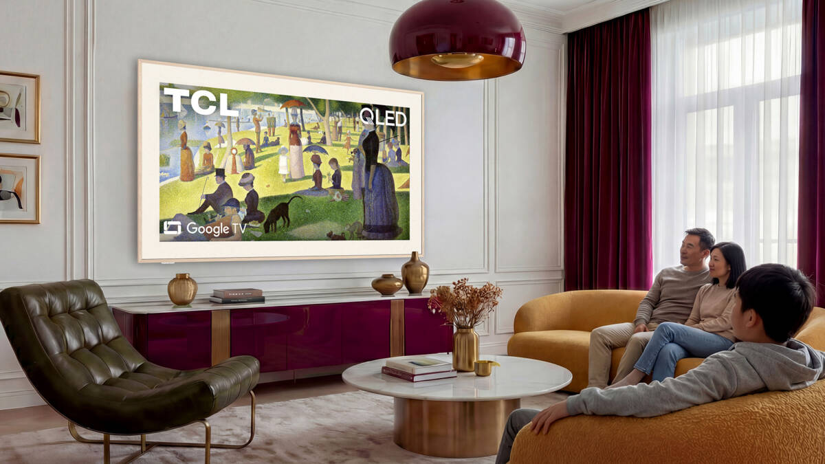 Гостиная с телевизором TCL Designer Series кустарники на столе