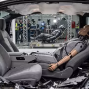 Tesla Cybercab и Zoox заставили США пересмотреть краш-тесты для откинутых кресел 1 Тест аварийного воздействия Tesla Cybercab и Zoox