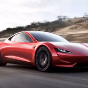 Tesla покажет новое поколение Roadster 1 октября после девяти лет ожидания 1 Красный электрический спортивный автомобиль Tesla Roadster движется по дороге