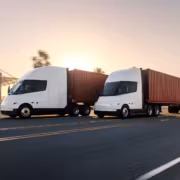 Электрические грузовики Tesla Semi на дороге