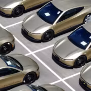 Tesla провела тихий дебют Cybercab без Маска и без прямой трансляции 2 Автомобили Tesla Model X в разметке парковки для Cybercab
