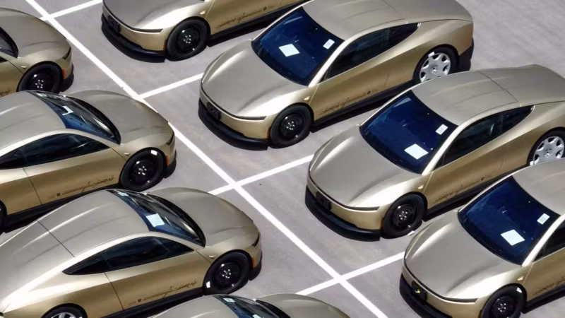 Автомобили Tesla Model X в разметке парковки для Cybercab