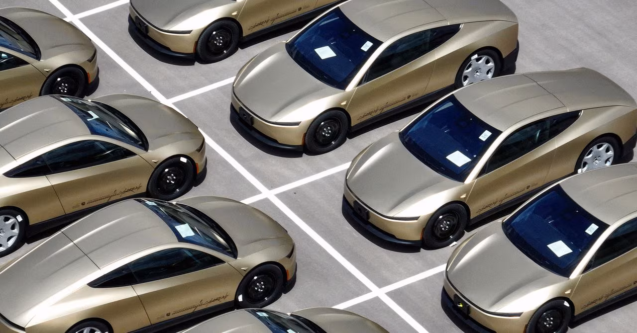 Автомобили Tesla Model X в разметке парковки для Cybercab