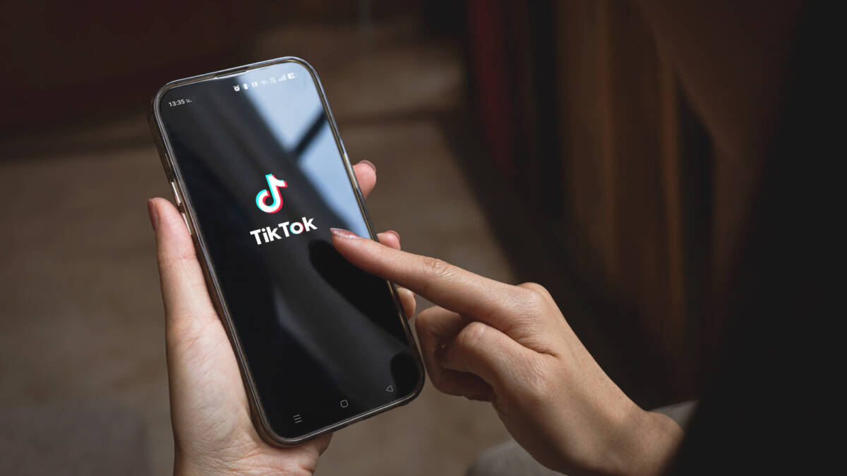палец, смартфон, экран, приложение, интерфейс