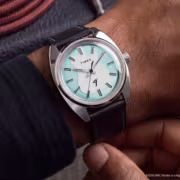 Часы Timex Fender на руке человека крупный план