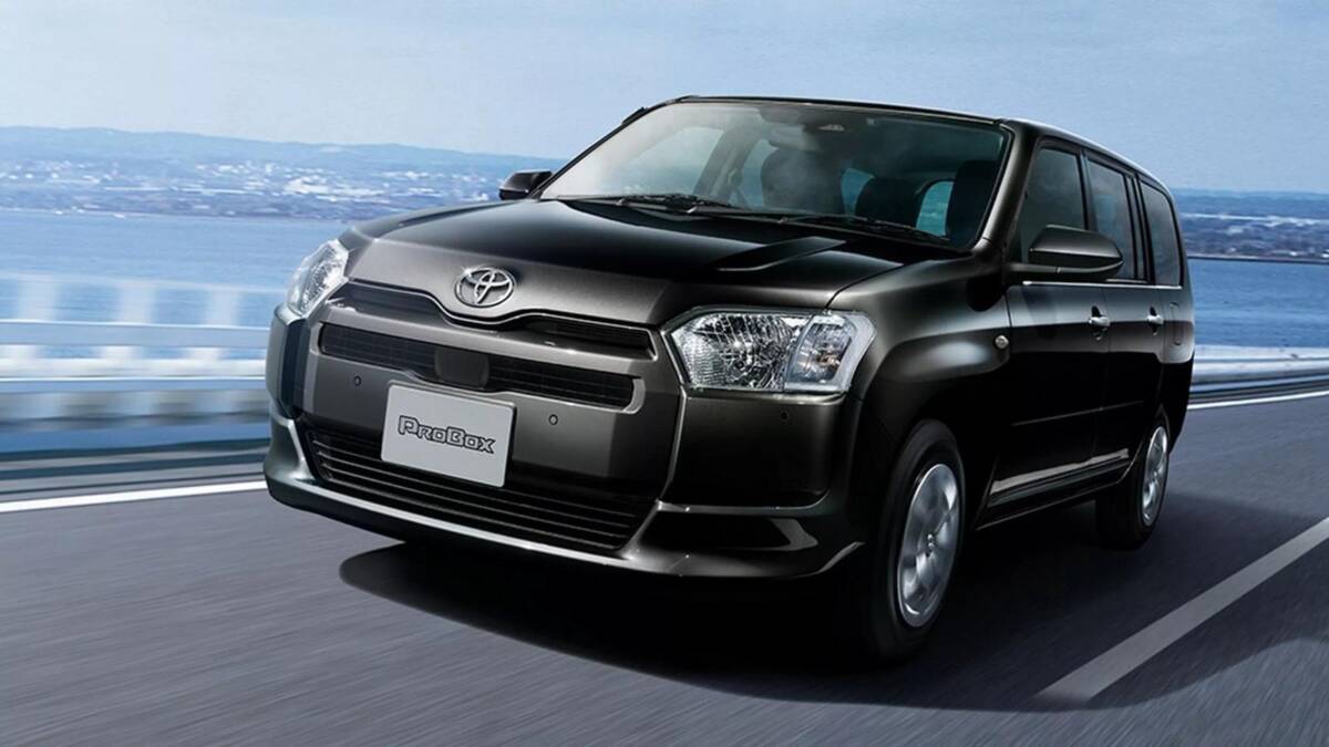 Черный Toyota ProBox на дороге с видом на воду