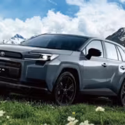 Toyota RAV4 Off-Road Edition получила гибридную установку и цену 144 тыс. юаней 2 Новый Toyota RAV4 Off-Road Edition на зеленой поляне