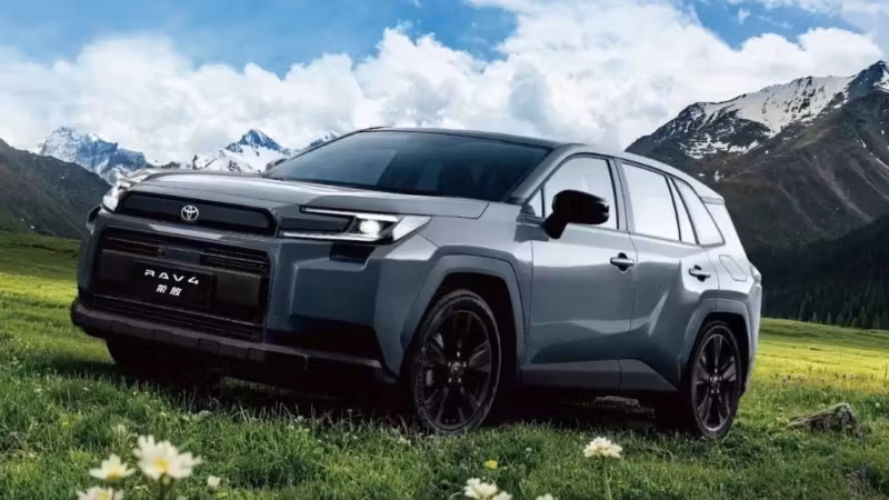 Новый Toyota RAV4 Off-Road Edition на зеленой поляне