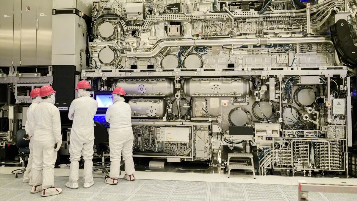 TSMC начнёт использовать High-NA EUV в 2030 году 1 учёные люди в защитных костюмах и шлемах перед сложной машиной