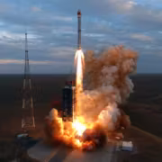 Твердотопливная ракета Kinetica-1 вывела на орбиту сразу 9 спутников 1 Ракета Kinetica-1 запускается с платформы в космосе