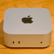 Устройство Apple Mac Mini на деревянном столе