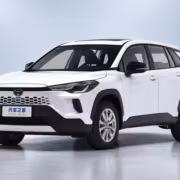 гибридная Toyota Corolla Cross белый автомобиль заводская фотография