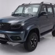 Черный внедорожник УАЗ Патриот X на белом фоне