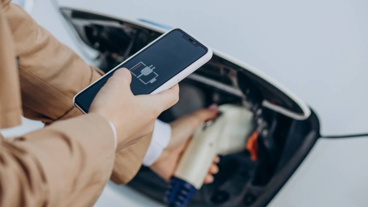 Учёные вернули старым батареям электромобилей до 95% ёмкости 1 смартфон с графическим зарядным дизайном на экране