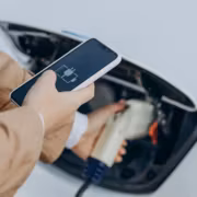 смартфон с графическим зарядным дизайном на экране