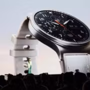 Рекламное изображение умных часов vivo WATCH 6 крупным планом крупные стрелки циферблата