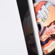 Диск GTA V с изображением женщины и логотипом GTA