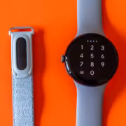 В FCC засветился возможный фитнес-трекер Google на Wear OS 2 Умные часы Google Wear OS и фитнес-трекер на оранжевом фоне