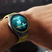 Человек смотрит на smartwatch HUAWEI WATCH GT 7