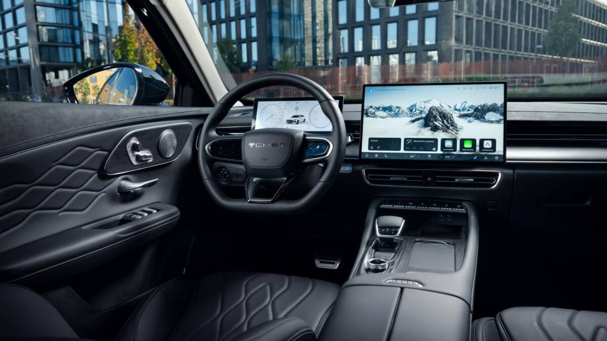 Интерьер автомобиля Tenet A8 с цифровой приборной панелью и большим сенсорным экраном