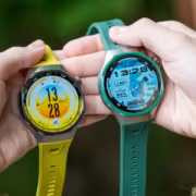 В России стартуют продажи часов Huawei Watch GT 7 Pro и GT 7 2 Два смарт-часа Huawei Watch GT 7 Pro и GT 7 в руках