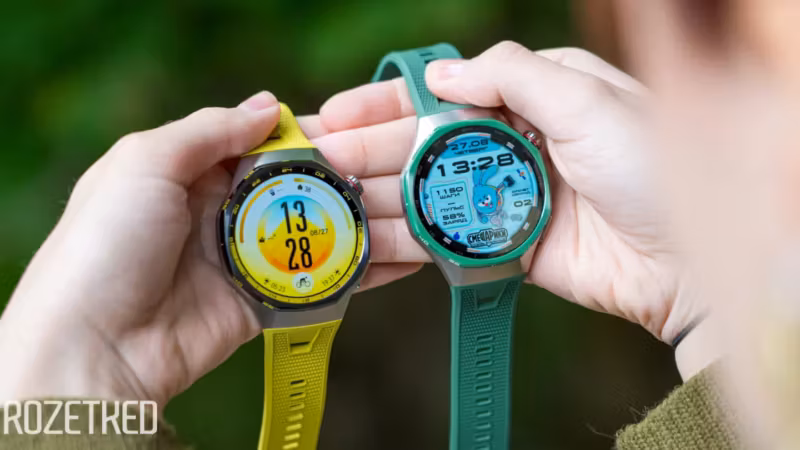 Два смарт-часа Huawei Watch GT 7 Pro и GT 7 в руках