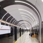 Туннель метро, светодиодные огни, маршрутный дисплей